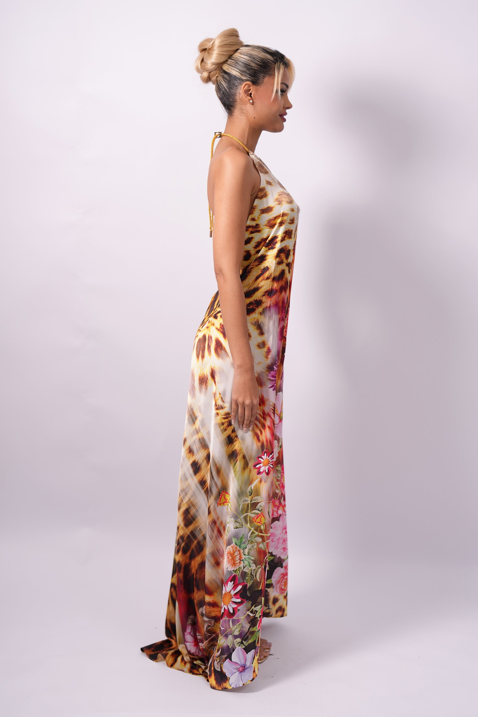 Vestido largo Alessa Green con estampado de jirafa y cuello alto